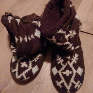Muk luks slipper boots, size 8-9 (L)
